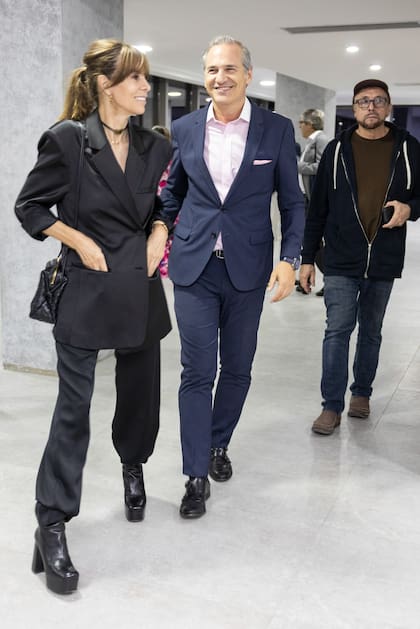 Los interioristas Danu Galito y Javier Iturrioz recorrieron la muestra en Lex Tower. Detrás de ellos, al artista Ignacio de Lucca.