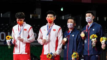 Los internautas chinos estaban furiosos cuando el equipo chino (en blanco) perdió el oro en dobles masculino de bádminton ante los jugadores taiwaneses.