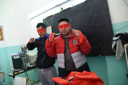 Los internos de la Unidad 9 integran un taller para elaborar cartelería en braile