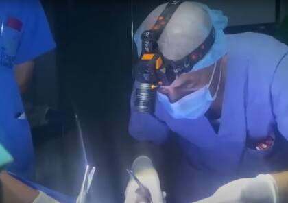 Los intervenciones quirúrgicas y operaciones se realizan casi a oscuras y con linternas dada la escases de energía eléctrica