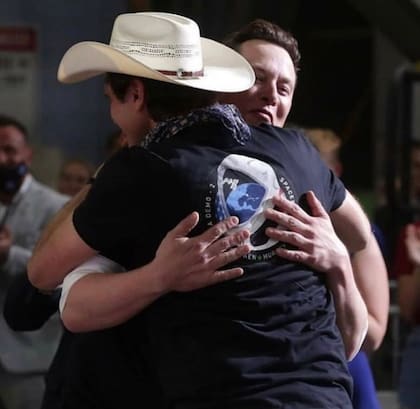 Los inversores de la compañía ayudaron a los hermanos Musk a obtener su permiso de trabajo dentro del país