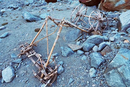 Los investigadores analizan el objeto encontrado en el glaciar