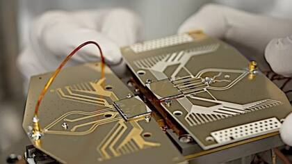 Los investigadores conectaron dos chips y enviaron cantidades récord de información cuántica a una velocidad y con una fiabilidad sin precedentes (Foto: BBC)