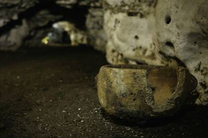 Los investigadores creen que además de vasijas debe de haber restos humanos.