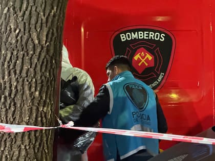 Los investigadores creen que la madre mató a sus dos hijos y a su marido