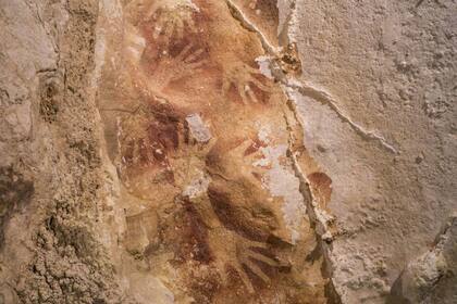 Los investigadores descubrieron doce impresiones de manos y dos representaciones de animales