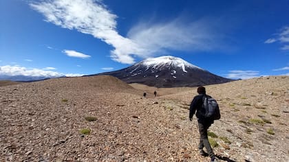 Los investigadores en el ascenso a la zona norte del volcán Maipo.