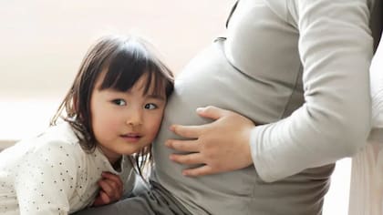 Los investigadores encontraron cambios cerebrales que podrían preparar a una mujer para las mayores exigencias de cuidar a varios niños al mismo tiempo