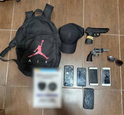 Los investigadores encontraron dos armas, celulares y hasta unos lentes que serían de la víctima del robo