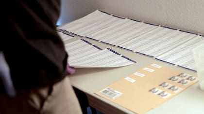 Los investigadores encontraron sobres y direcciones durante un allanamiento parte del megaoperativo en Los Ángeles en abril