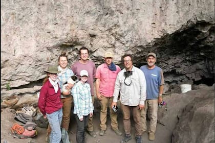 Los investigadores estipulan que un cazador indígena se sentó en la cueva para reparar los componentes rotos de su equipo y hacer inventario, desechando las piezas que ya no servían