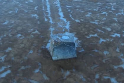 Los investigadores hicieron réplicas de las rocas y les colocaron GPS para poder seguirlas en sus movimientos