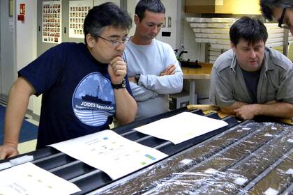 Los investigadores Yuki Morono, Laurent Toffin y Steven DHondt trabajan con las muestras de sedimentos extraídas del lecho marino en el Oceáno Pacífico