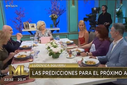 Los invitados a La noche de Mirtha y la conductora escuchan con atención las predicciones de Ludovica Squirru sobre la Argentina