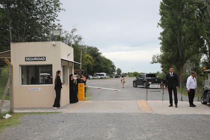Los invitados accedieron al salón Le Dome del Sofitel La Reserva Cardales tras pasar un estricto control de seguridad. Para la hora de la ceremonia, más de la mitad ya había llegado en auto a lugar, el resto de los invitados -muchos familiares y amigos íntimos de la pareja- eligieron hospedarse previamente en el lugar y así acceder directamente a la fiesta