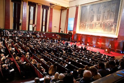 Los invitados colmaron el salón para su reinauguración
