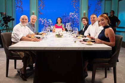 Los invitados de este domingo a la mesa de Juana Viale: Tuli Acosta, Peto Menahem, Claudio “El Turco” García, Eduardo Blanco y Ronnie Arias