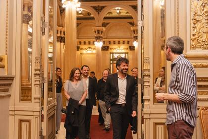 Los invitados de Navarro Correas participaron de una visita guíada exclusiva para conocer la historia del Teatro Colón.