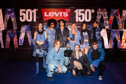 Los invitados desfilaron por la "Denim carpet", mostrando múltiples combinaciones de estilos con el jean como protagonista.