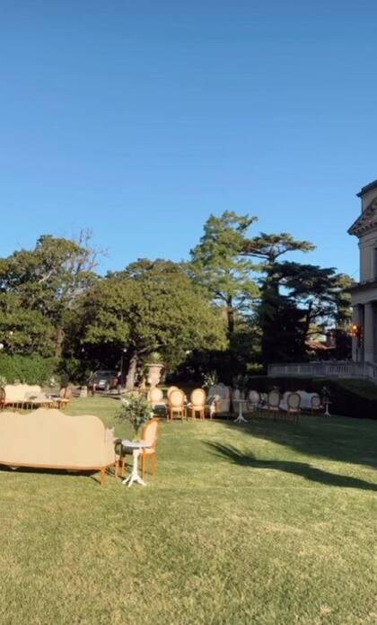 Los invitados disfrutaron de los jardines del Palacio Sans Souci minutos antes del enlace celebrado a las 16.
