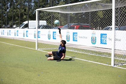 Los invitados participaron de una clínica de fútbol pateando penales a un aquero profesional.