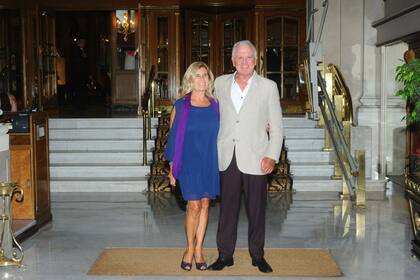 Los invitados posaron para las fotos en la puerta del Alvear Palace, el lugar elegido para la ceremonia