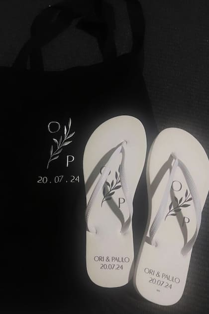 Los invitados recibieron como souvenirs, un par de ojotas y un bolso con los nombre de los novios y la fecha de la boda impresos.