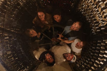 Los invitados recorrieron la cava del restaurante Espacio Trapiche