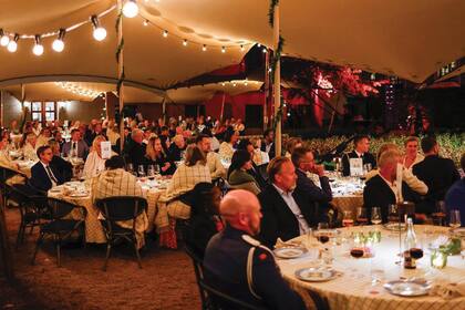 Los invitados se ubicaron en cuarenta y ocho mesas iguales.