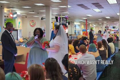 Los invitados también disfrutaron a lo grande y celebraron el amor. (TikTok)