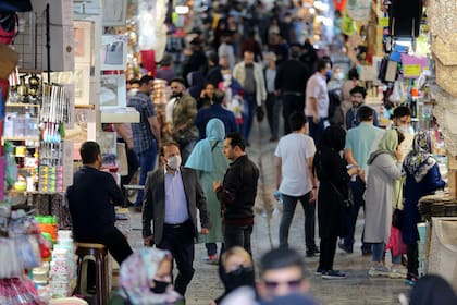 Los iraníes compran en el mercado del Gran Bazar en la capital, Teherán, el 20 de abril de 2020, mientras la amenaza de la pandemia de coronavirus persiste