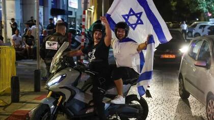 Los israelíes en Netanya vitorearon y ondearon banderas nacionales israelíes mientras celebraban la muerte de Sinwar