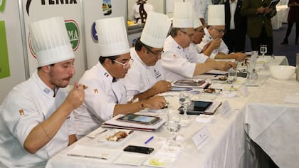 Los ítems calificados fueron la puesta en escena, higiene, trabajo en equipo, técnica, calidad organoléptica, creatividad-innovación y presentación final