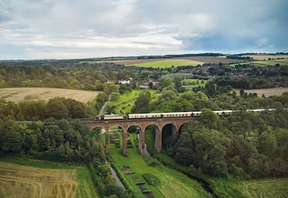 Los itinerarios del British Pullman suelen ser escapadas de un día desde Londres hacia ciudades y rincones de Inglaterra como Oxford y Bath o castillos y catedrales.