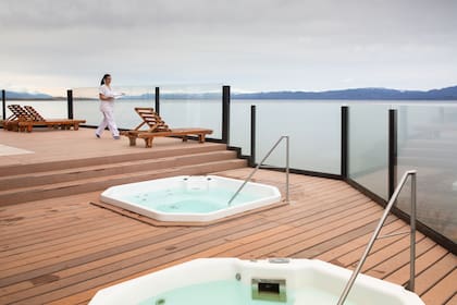 Los jacuzzis climatizados con vista al canal Beagle