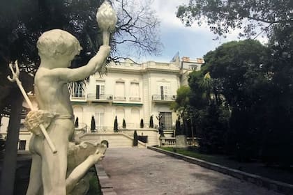 Los jardines de la Nunciatura Apostólica fueron comprados por la Iglesia, mientras que el palacio fue donado por Adelia Harilao de Olmos.