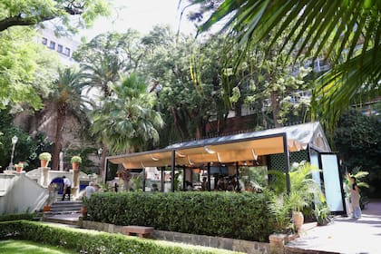 Los jardines del Fernández Blanco ofrecen un espacio ideal para disfrutar de un almuerzo al aire libre