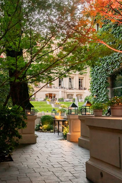 Los jardines del Palacio Duhau fueron el escenario del festejo. James Boyd Niven eligió Buenos Aires para celebrar su cumpleaños con amigos. En Londres, en tanto, trabaja realizando una importante reforma de una casa estilo Georgiano sobre la exclusiva Montagu Square