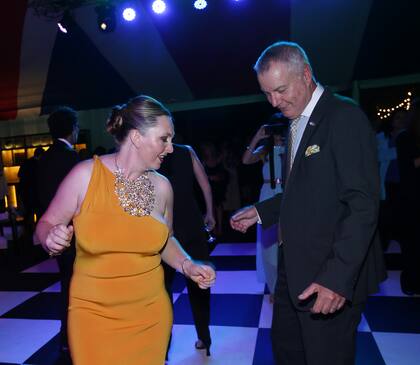 Los jardines del Palacio Madero Unzué se transformaron en pista de baile. Esta fue la última fiesta del cumpleaños del rey en Argentina con Kirsty Hayes como embajadora