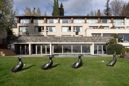 Los jardines, diseñados por Carlos Thays (bisnieto), cuentan con esculturas de artistas argentinos y europeos