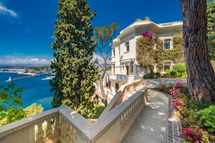 Los jardines se disponen en distintos niveles y se conectan a través de senderos que conducen al paseo marítimo privado de la residencia