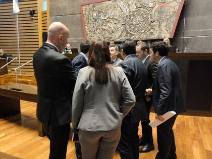 Los jefes de los bloques oficialista y opositores en un breve cuarto intermedio antes de votar el desafuero de Germán Kiczka, el primer legislador de la provincia en pasar por esa votación desde 1983.