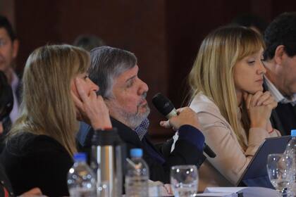 Los jefes de los bloques peronistas, Juliana Di Tullio y José Mayans, junto a la kirchnerista Anabel Fernández Sagasti