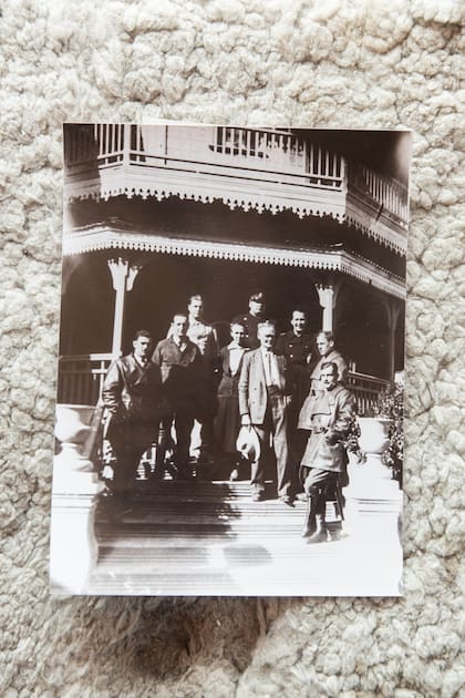 Los Jones en las galerías del casco de la estancia Tequel Malal, que se incendió totalmente en 1987.