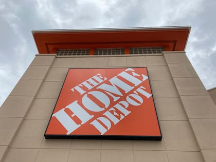 Los jornaleros suelen instalarse alrededor de tiendas como Home Depot en búsqueda de trabajos de construcción o plomería