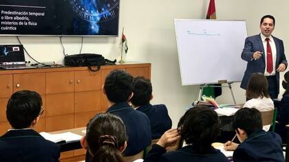 Los jóvenes alumnos aprenden sobre algunos misterios de la física cuántica