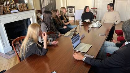 Los jóvenes argentinos emprendedores que usan la biblioteca de la embajada