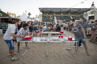 Beer pong: el juego que combina cerveza y puntería es furor en Buenos Aires