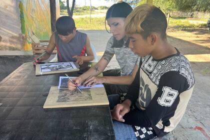 Los jóvenes de la comunidad Tres Pozos, cerca de Las Lomitas, en Formosa, participan de un taller de tallado en madera junto a la organización APCD
