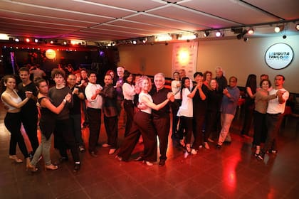 Los jóvenes disfrutan de las clases de Luis Solanas, manteniendo de pie la tradición